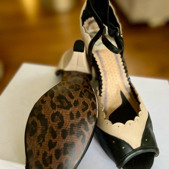 Bettie Page by Ellie Light Pink & Black Scalloped Mary Jane Heels - Picture 4 of 5